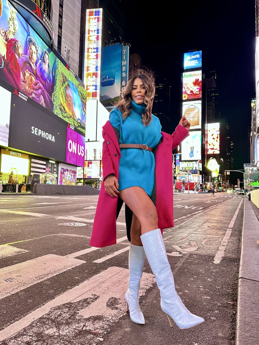 Dhaísa do Carmo de casaco rosa na Times Square, em Nova York